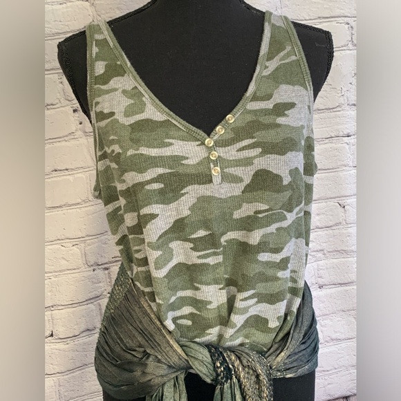 Old Navy Camo Cropped Tank Waffle Knit Size Large - Picture 8 of 9